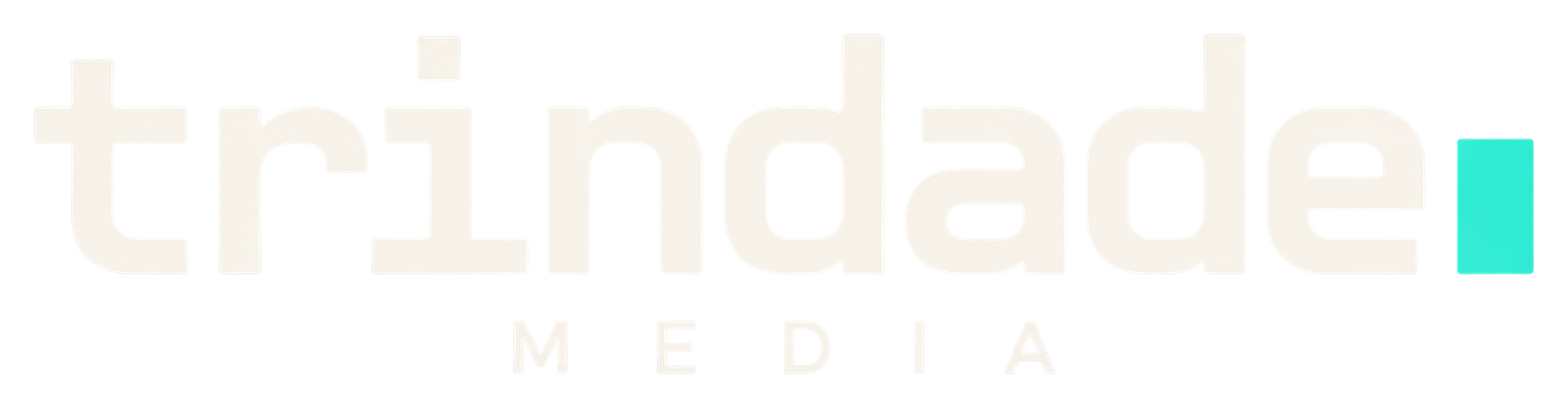 Nome trindade em branco perolado, com tipografia monoespaçada, cursor verde-menta e MEDIA abaixo.